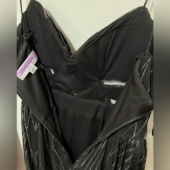 GORGEOUS PROM DRESS!!! Hailey Logan by Adrianna Papell. Size 3/4 - Picture 8 of 11